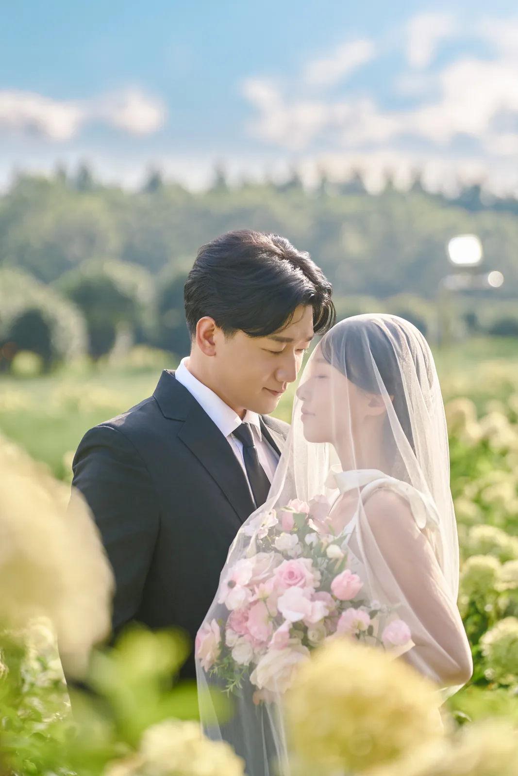 수국 밭에서 면사포를 쓴 정다희와 홍민의가 이마를 맞댄 제주 웨딩 스냅